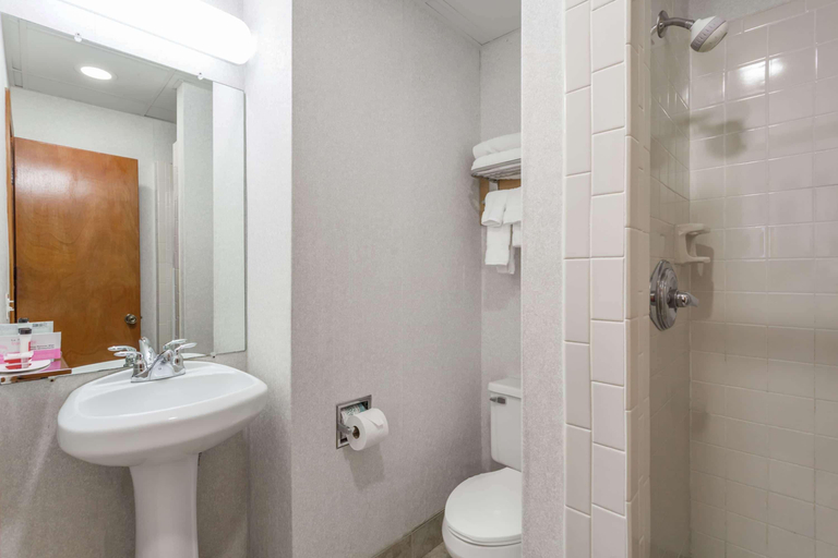 Bathroom 4, Days Inn by Wyndham Kill Devil Hills, Dare