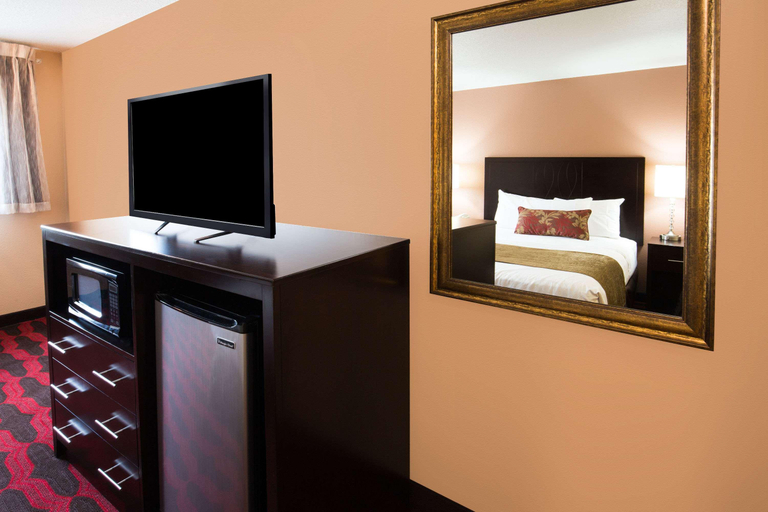 Bedroom 3, Travelodge by Wyndham East Portland/Gresham, Multnomah