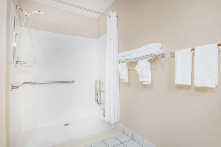 Bathroom 4, Baymont by Wyndham Plainfield/ Indianapolis Arpt, Hendricks