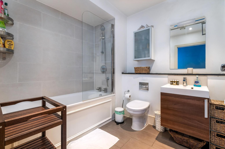 Bathroom 4, Bright & Spacious Battersea Flat, London