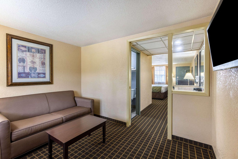 Bedroom 4, Quality Inn & Suites Big Rapids, Mecosta