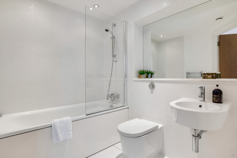 Bathroom 4, Panoramic London: 3-Bed City Oasis, London