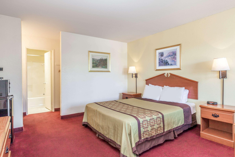 Bedroom 4, Super 8 by Wyndham Bakersfield/Central, Kern