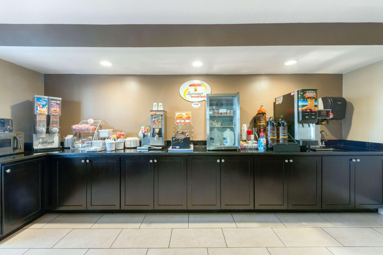 Food & Drinks 5, Super 8 by Wyndham Springfield East, Sangamon