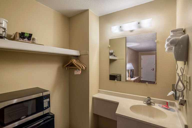 Bathroom 4, Econo Lodge I-40 Exit 286-Holbrook, Navajo