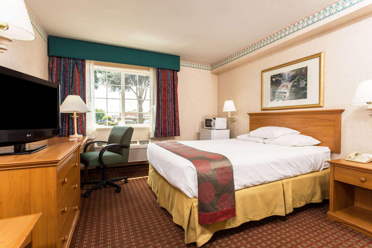 Bedroom 4, Ramada by Wyndham Portland, Multnomah