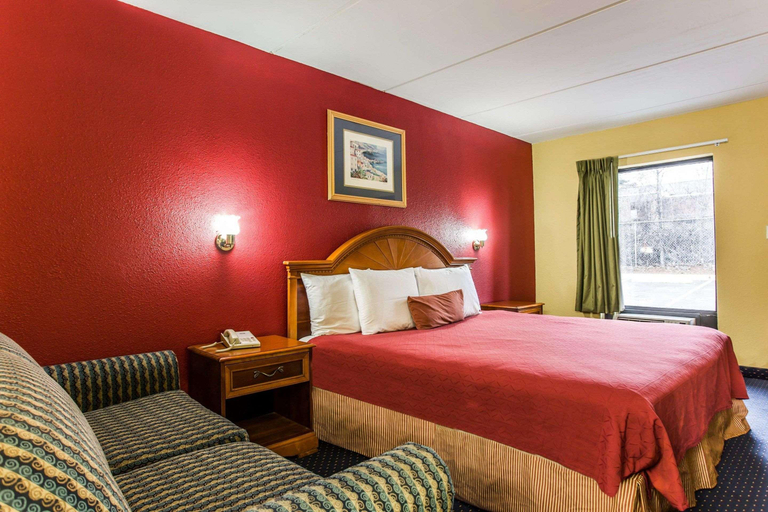 Bedroom 3, Rodeway Inn Charlotte, Mecklenburg