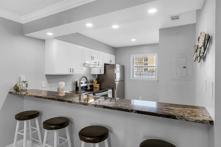 Food & Drinks, Summerhouse Townhomes #27, Walton