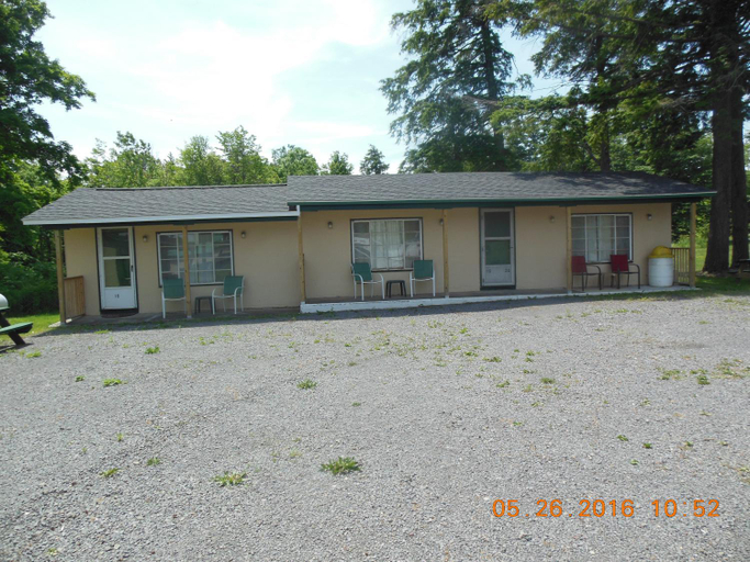 Exterior & Views 1, Evergreen Motel, Oswego