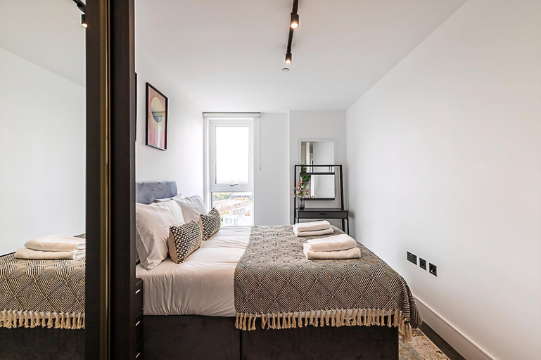 Bedroom 3, Sky-High Studio with Stunning Views, London