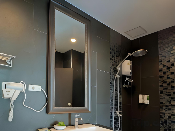 Bathroom 3, Srisawara Casa Hotel, Mueang Krabi