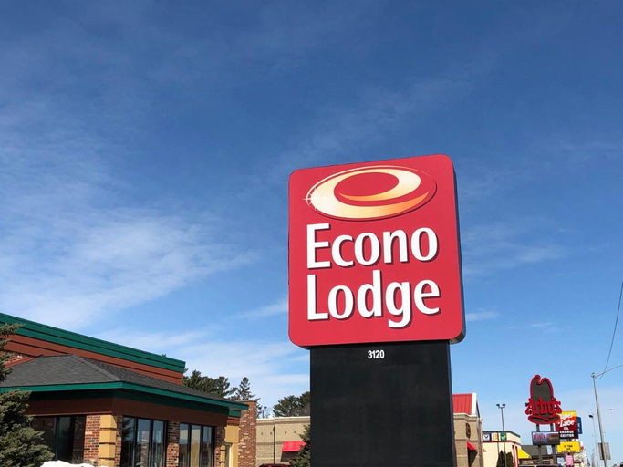 Exterior & Views 2, Econo Lodge Inn Suites, Sauk