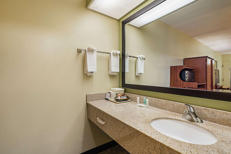 Bathroom 4, Quality Inn Airport - Southeast, Jefferson
