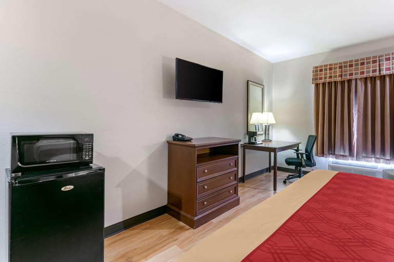 Bedroom 4, Econo Lodge Eutaw AL, Greene