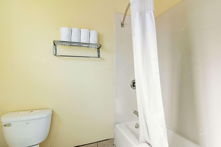 Bathroom 4, Econo Lodge Long Beach I-405, Los Angeles