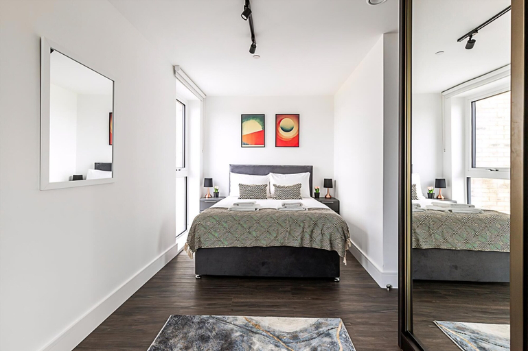 Bedroom 3, Stunning Studio Apartment, London