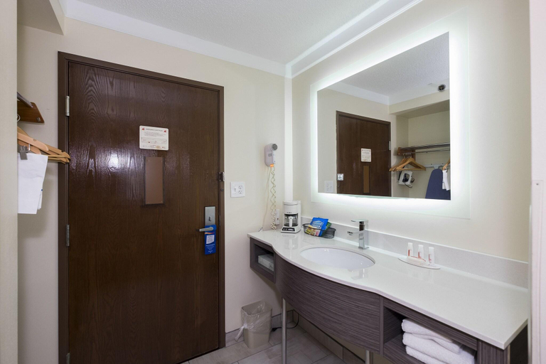 Bathroom 4, Baymont by Wyndham Chicago/Alsip, Cook