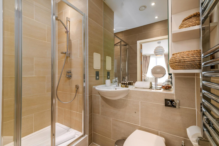 Bathroom 3, Gorgeous Wembley Flat, London