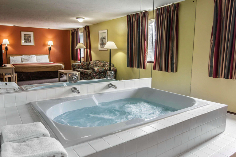 Bathroom 5, Rodeway Inn Willamette River, Benton