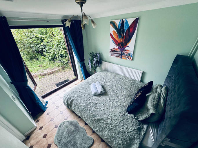 Others 2, Home away from home, Wiltshire