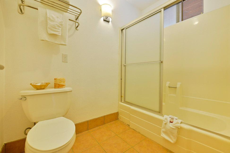 Bathroom 4, Rodeway Inn Fallbrook Downtown, San Diego