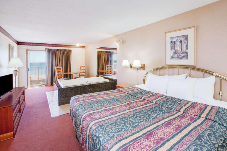 Bedroom 3, Super 8 by Wyndham Mackinaw City/Beachfront Area, Cheboygan