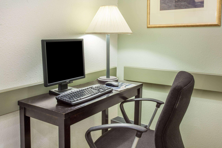 Others 5, Super 8 by Wyndham Truro NS, Colchester