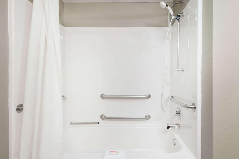 Bathroom 4, Super 8 by Wyndham Chanute, Neosho