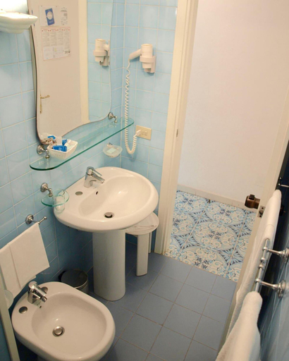 Bathroom 4, Meridiana, Livorno