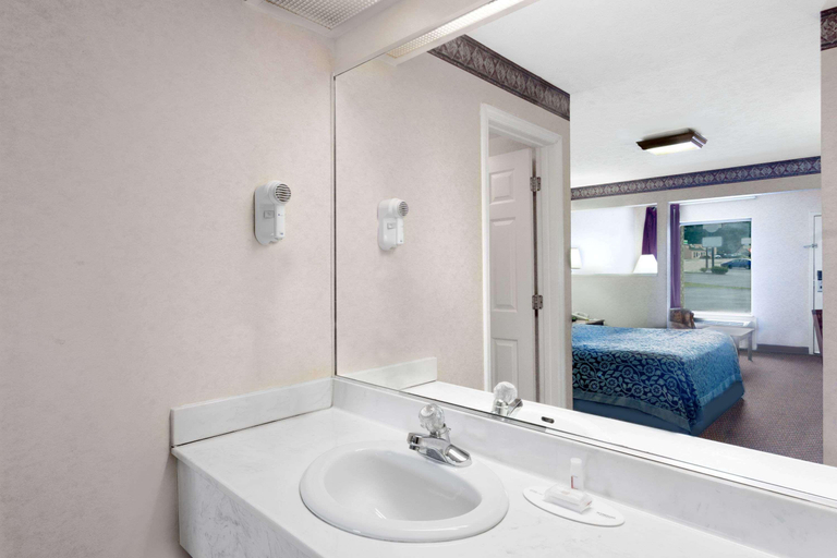 Bathroom 3, Days Inn by Wyndham Morristown, Hamblen