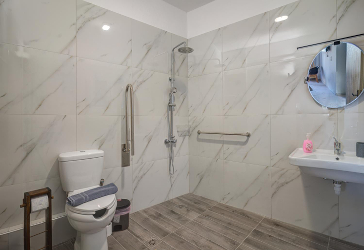 Shower 4, Molos Beachfront Apartments in Diakopto, West Greece