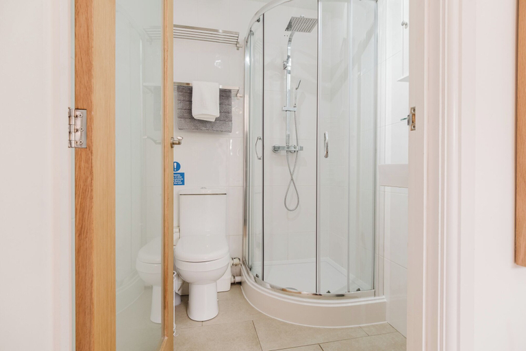 Bathroom, Gorgeous House - Garden & Open Living, Gloucestershire