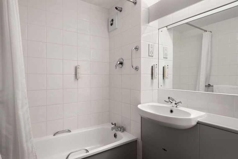 Bathroom 4, Days Inn by Wyndham Bradford M62, Calderdale