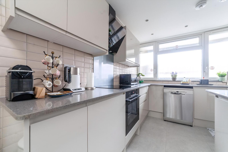 Others 5, Excellent 3-bed Flat In Elephant Castle, London