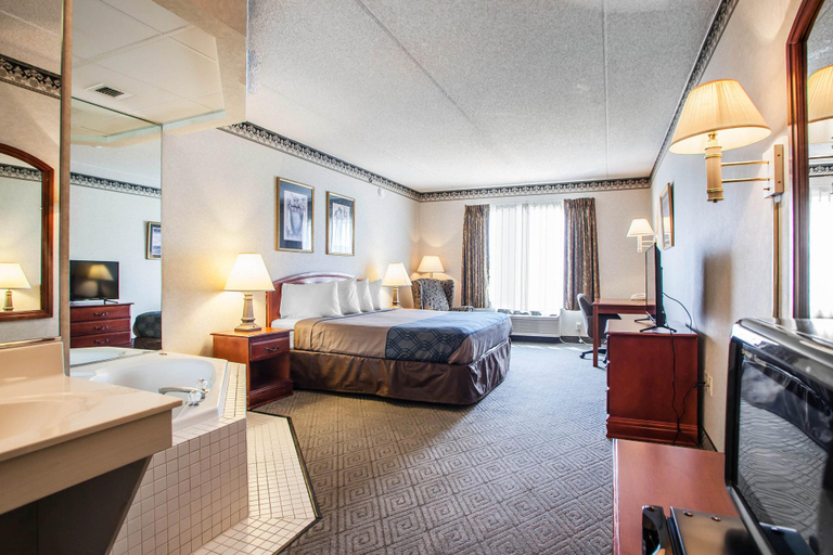 Bedroom 4, Rodeway Inn & Suites Milwaukee Airport, Milwaukee