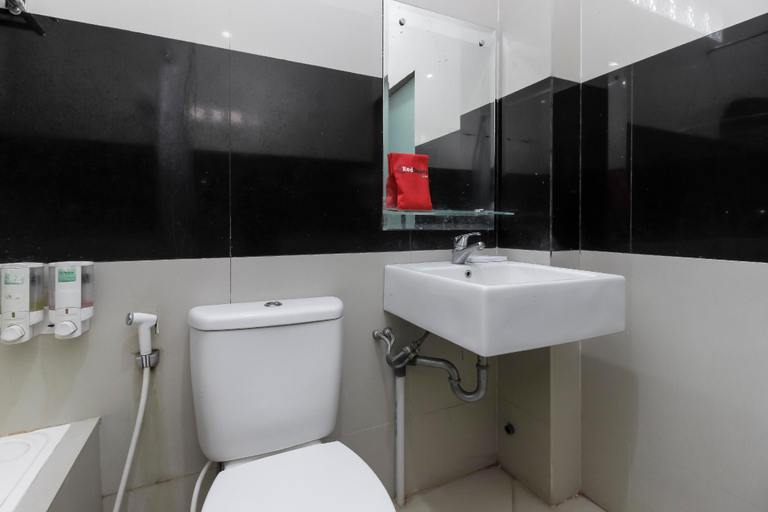 Bathroom, Formerly Reddoorz Plus Tuparev Cirebon, Cirebon