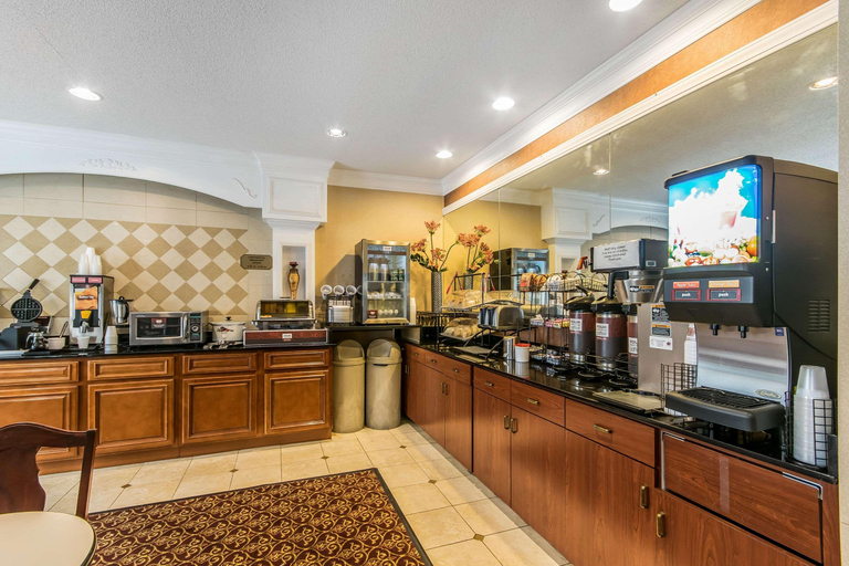 Food & Drinks 5, Quality Inn & Suites Evansville, Vanderburgh