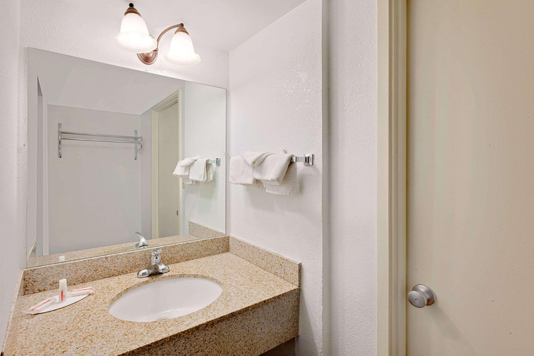 Bathroom 4, Super 8 by Wyndham Plainview, Hale