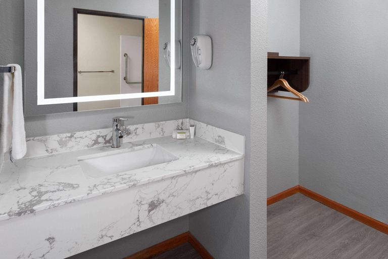 Bathroom 4, Super 8 by Wyndham McHenry, McHenry