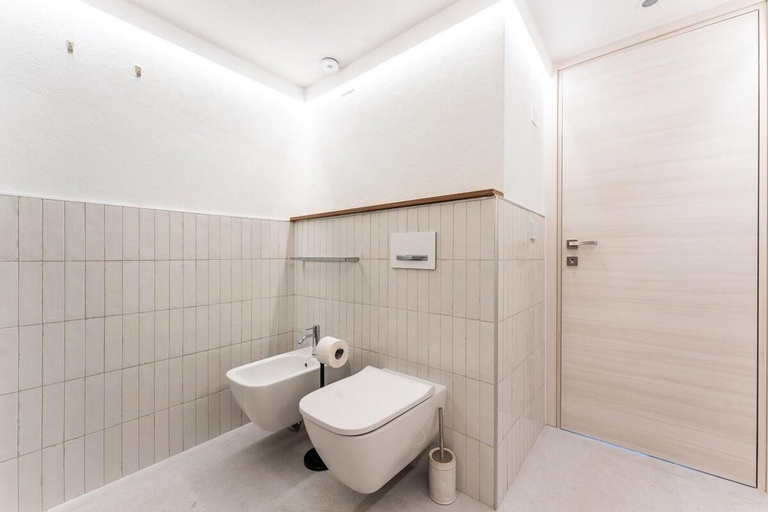 Bathroom 2, Nel Blu Dipinto Di Blu, Cagliari