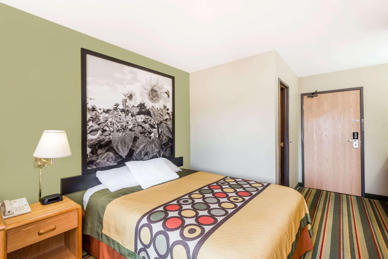 Bedroom 3, Super 8 by Wyndham Chanute, Neosho
