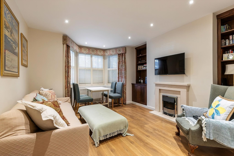 Others 5, Elegant Two Bedroom Flat in Redcliffe Gardens, London