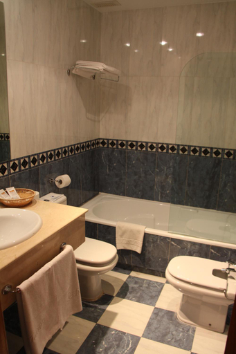 Bathroom 3, Hotel Las Moreras, León
