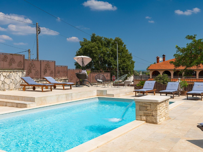 Sport & Beauty 2, Holiday Home in Rovinjsko with Pool, Rovinj