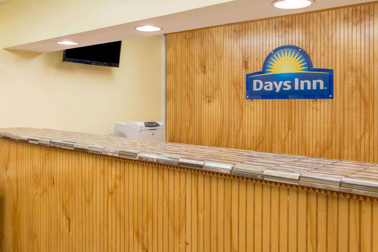 Public Area 3, Days Inn & Suites by Wyndham Dayton North, Montgomery
