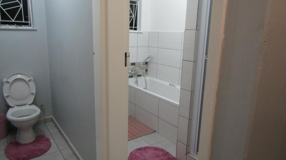 Bathroom 2, Bountyful Guest House, Mangaung