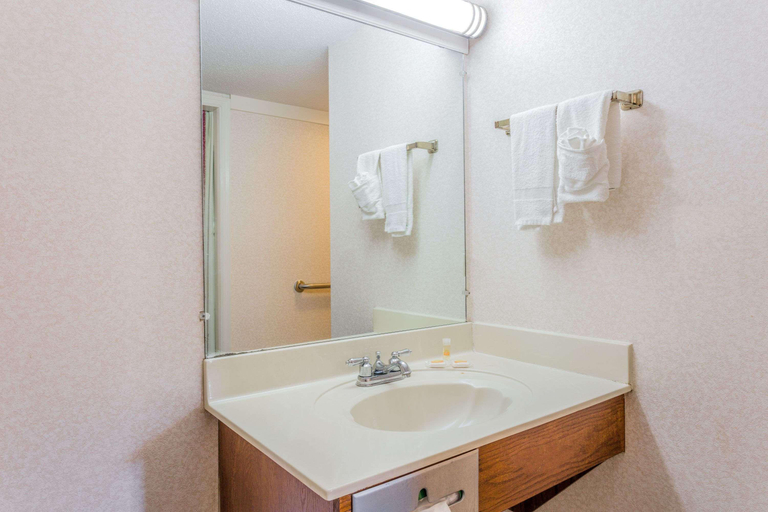 Bathroom 5, Days Inn By Wyndham Cornelia, Habersham