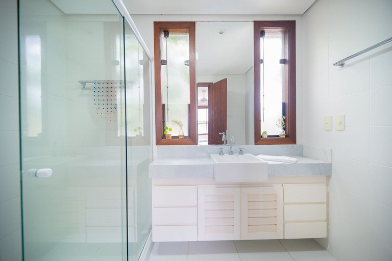 Bathroom 4, Bz90 Casa 200m da praia área gourmet, Armação dos Búzios