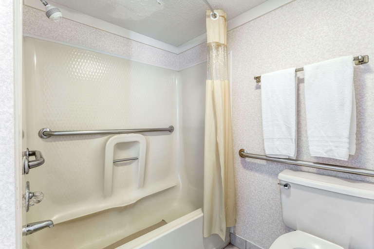 Bathroom 4, Days Inn By Wyndham Cornelia, Habersham