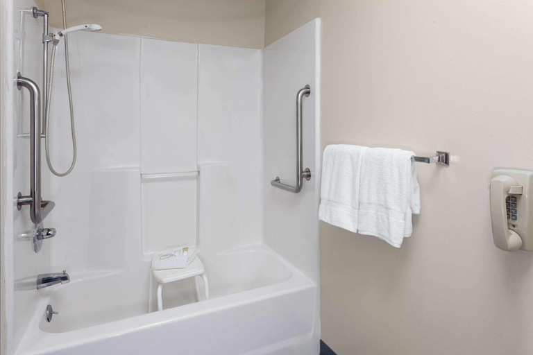Bathroom 4, Super 8 by Wyndham McHenry, McHenry